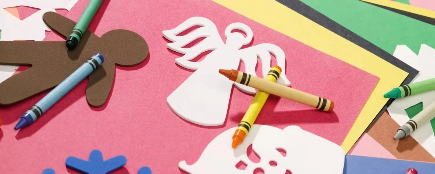 Knutselmateriaal, krijtjes en gekleurd papier