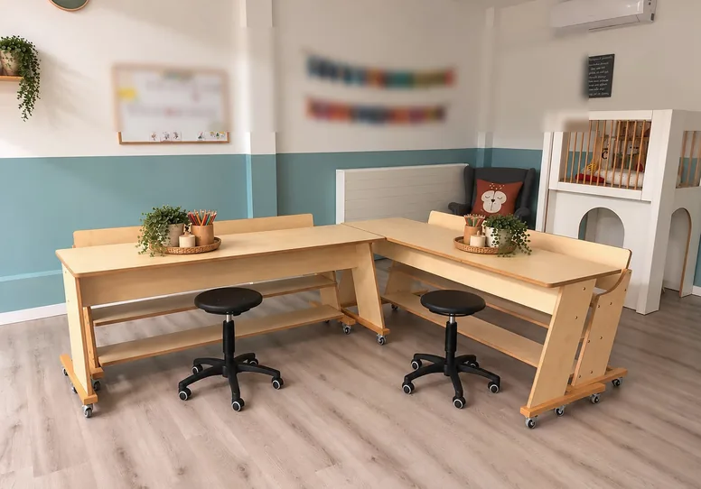 Onze knutsel- en eettafels, met de dagritmekaarten aan de muur